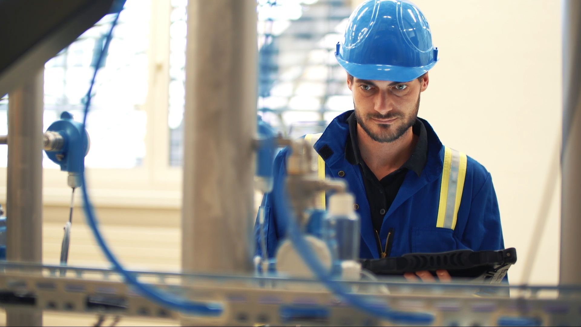 How can field service technicians use IIoT and implement it?