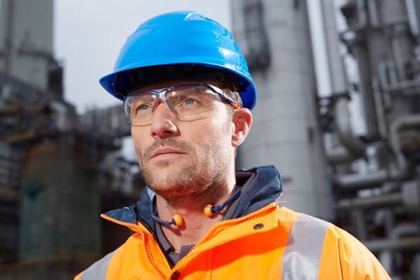 How can field service technicians use IIoT and implement it?